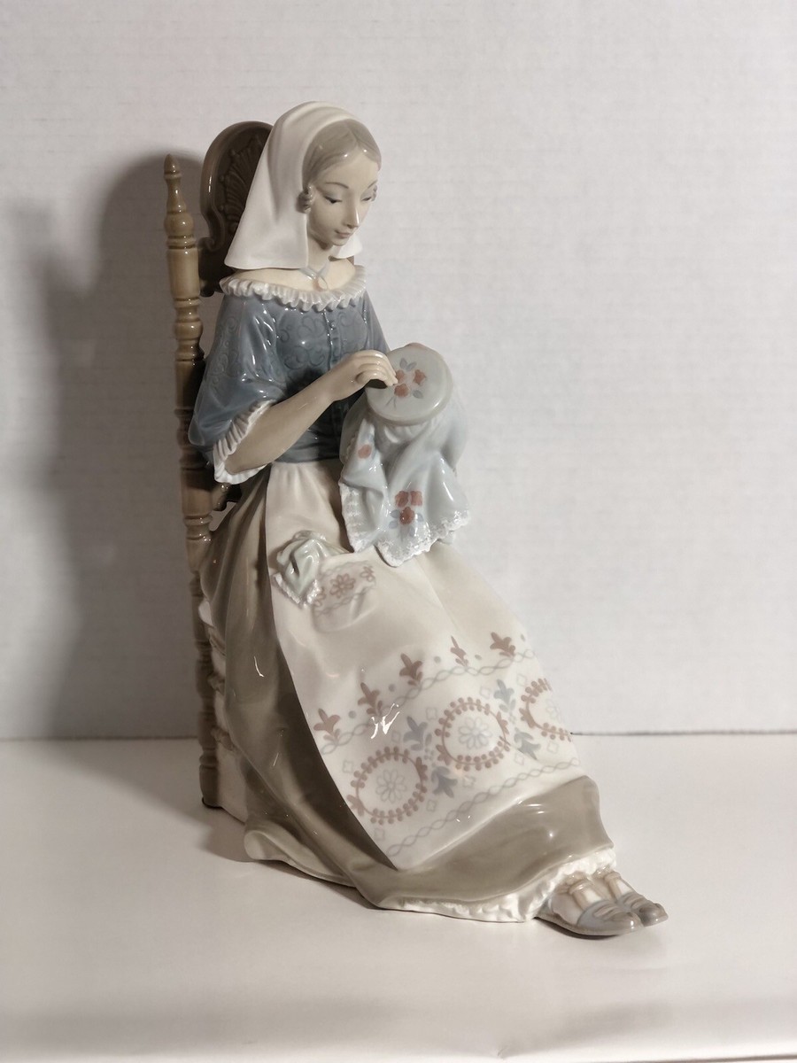 PRISTINE Lladró Porcelain Embroiderer Woman Needlepoint Figurine