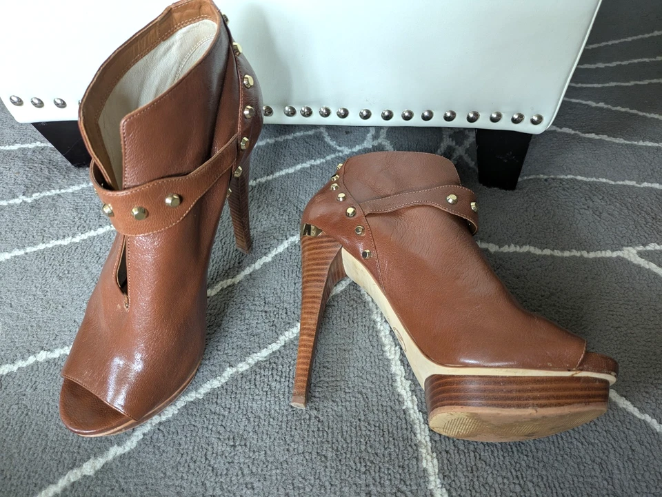 Botines/zapatos Michael Kors "Ailee" Peep Toe con tachuelas Foto 2 de 4