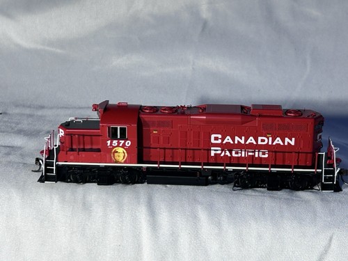 Cool Rapido Canadian Pacific RR GP-9u Loco #1570 HO DCC listo | Condition: New