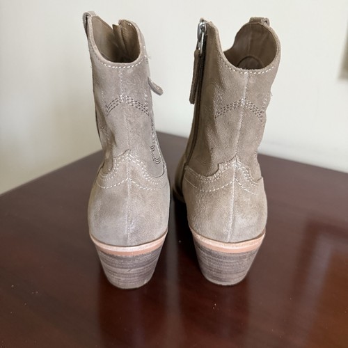 Dolce Vita Solow Western Booties Tan Truffle Suede Shoe Womens Sz 9 Side Zip NWB - Picture 3 of 8