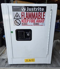 JUSTRITE FLAMMABLE LIQUID STORAGE CABINET 890405. 4 GALLON.