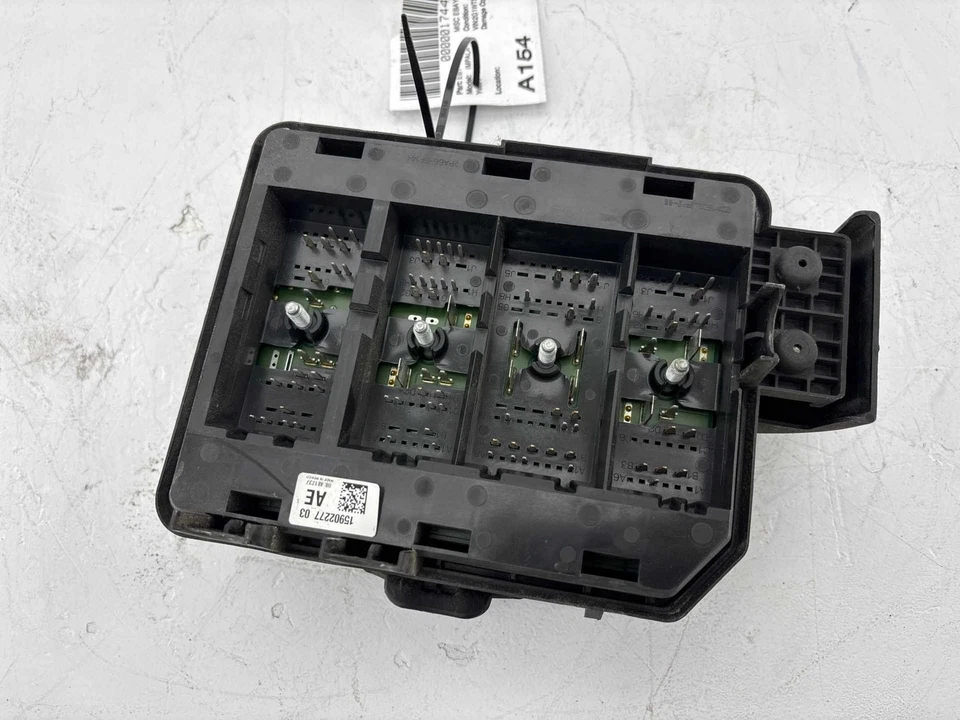 Caixa de fusíveis do motor Chevrolet Impala 2008 - 2011 sem pacote policial fabricante de equipamento original - Imagem 2 de 4