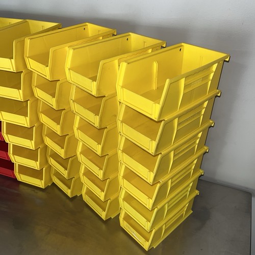 LOTE DE 41 contenedores de almacenamiento apilables Akro-Mils 30220 7-1/2" x 4" x 3" AMARILLO ROJO NEGRO - Imagen 2 de 3