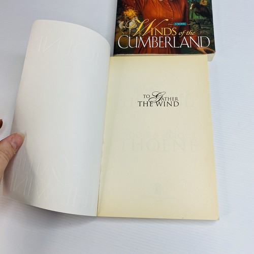 x2 The Wayward Wind Series Book Lot Books 2 & 3 Bodie Thoene To Gather The Wind - Foto 7 di 12