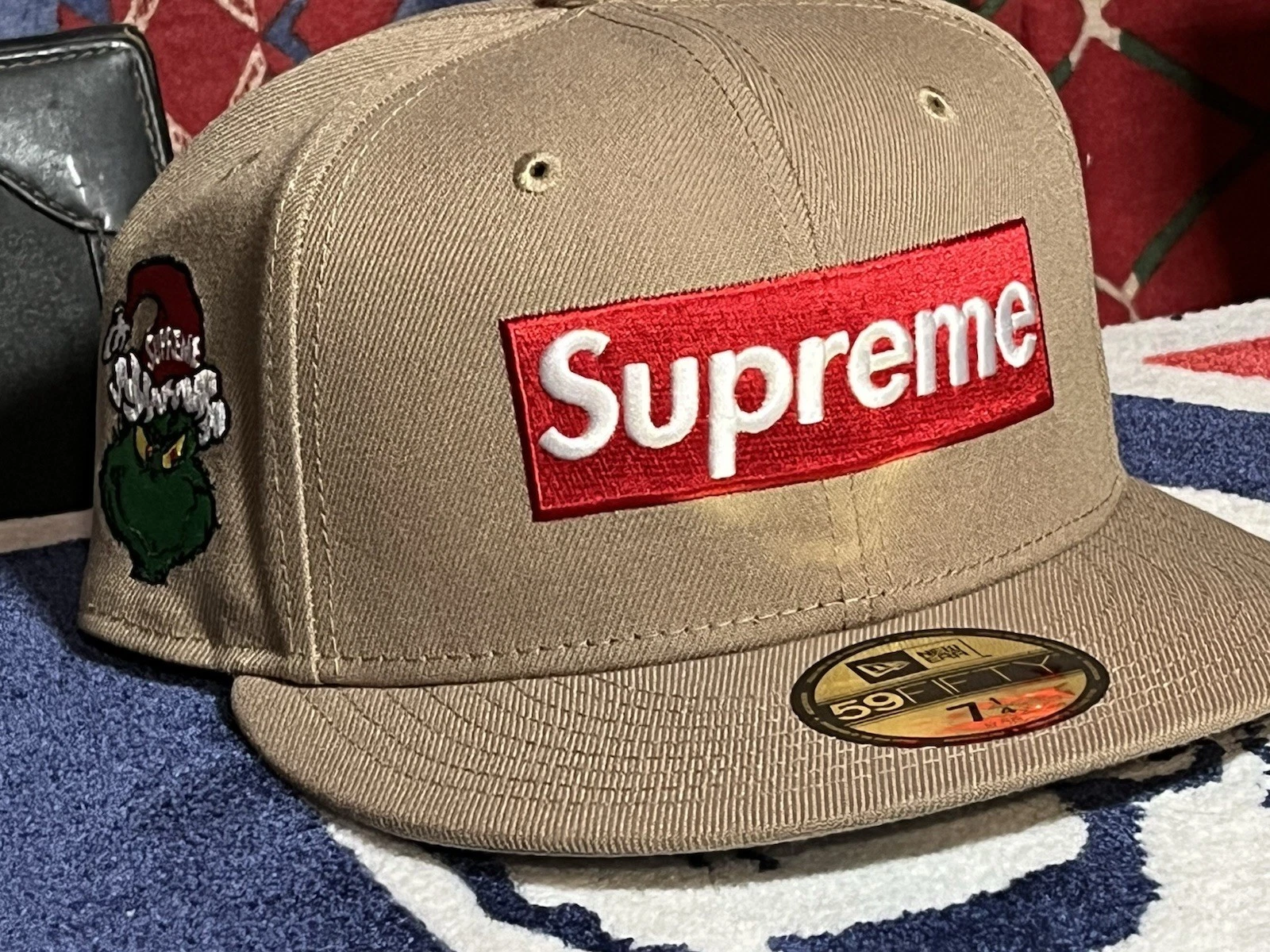 SUPREME GRINCH BOX LOGO NEW ERA CHAPEAU KAKI TAILLE 7 1/4 FW24 SEMAINE 15 AUTHENTIQUE NEUF