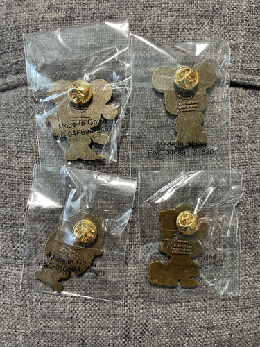 Funko Pop Pin Set, Disney Christmas: Mickey, Minnie, Pluto & Goofy - Picture 2 of 10