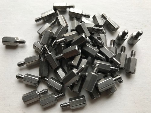 Hexagonal de 3/16"" x 5/16"" de largo x 4-40 hilos de separación macho-hembra, acero chapado en zinc - Imagen 1 de 2