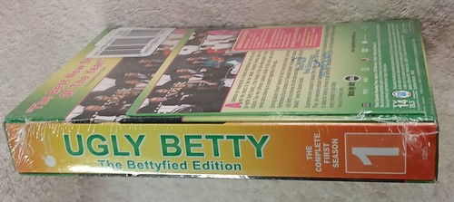 Ugly Betty ~ Die komplette erste Staffel ~ DVD 2007 ~ 6-Disc Set ~ NEU ~ VERSIEGELT - Bild 3 von 5