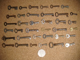 36x antique small tubular type wood box keys casket jewellery box keys etc.