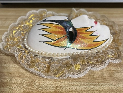 2-Vintage Gold Lace Trimmed Handpainted Ceramic Masks Mardi Gras Wall Hanging - Bild 6 von 20
