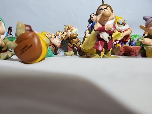 Juego de adornos de libro de cuentos de colección de Navidad de Disney - Blancanieves y los 7 enanitos - Imagen 5 de 8