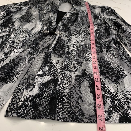 Woman’s Black & White Geometric Print Blouse w/ attached tank top size XL - Picture 4 of 10