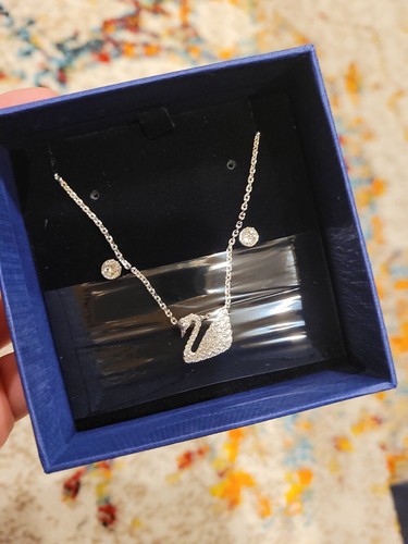 NIB Swarovski Crystal Swan Pendant Necklace and matching Earrings Set Great gift - Picture 4 of 7
