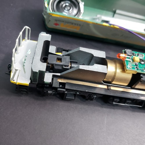KATO HO VIA Rail F40PH 5400DCC W/SOUND - ITEM 37-6552 Custum Paint L134 READ - Picture 24 of 24