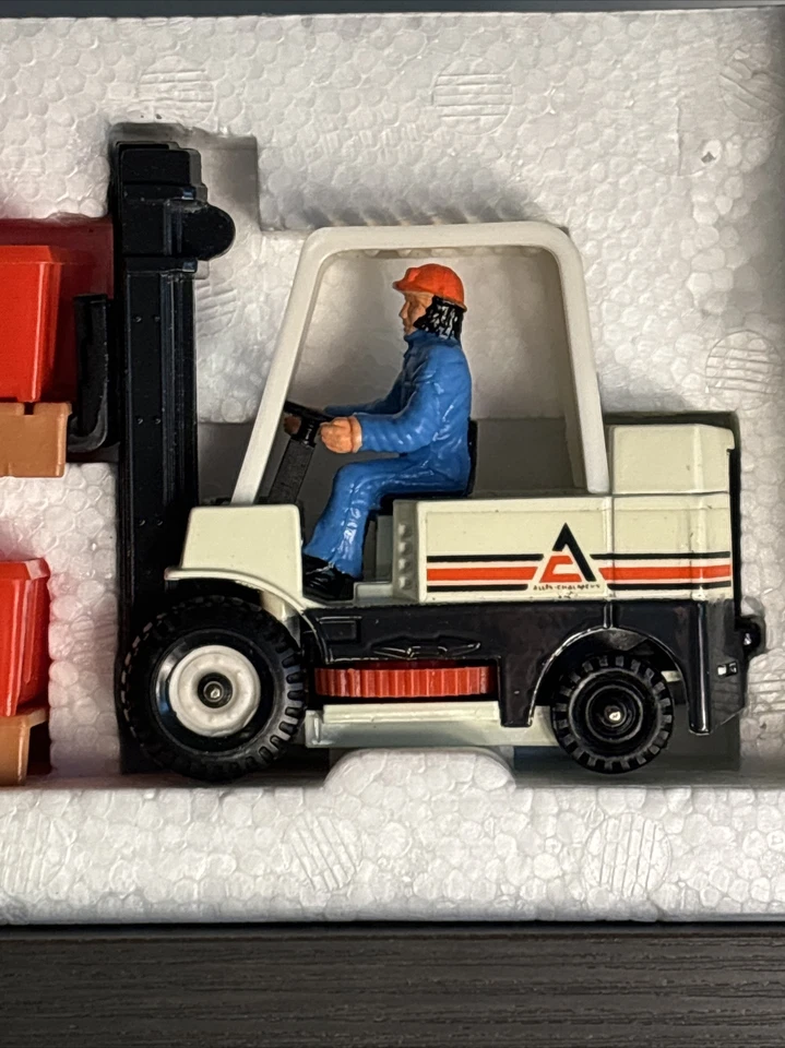 Allis Chalmers Lift Truck 1/32 diecast forklift replica collectible by Corgi - Image 4 of 4