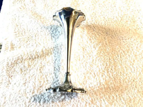 Silver Ornate Flower Vase. By Walker and Hall, Sheffield. - Picture 4 of 6