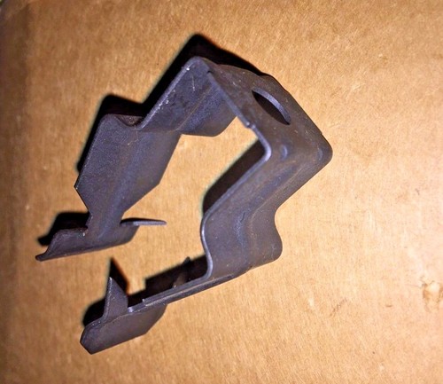 Erico Caddy 16P Conduit Hanger Clip, for 1" EMT, Box of 100 - Picture 4 of 4
