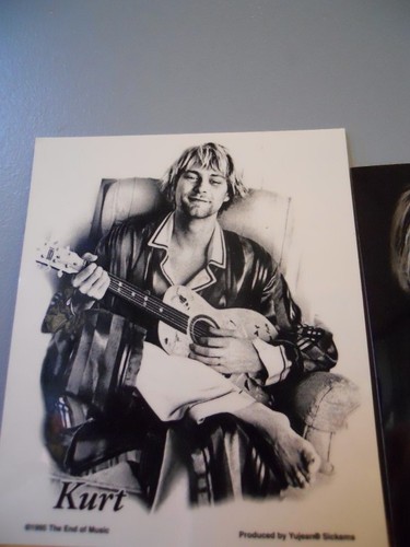 Nos anni 90 Kurt Cobain La Fine della Musica 2 Adesivi MTV Alternative Rocker Grunge - Foto 3 di 5