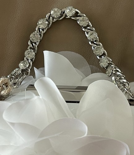 Pochette da sera Badgley Mischka Jewel manico bianco chiffon fiore - nuova con etichette - Foto 8 di 17