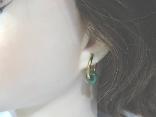 Anneaux créoles acier inoxydable dorés et pendentif anneau  vert - Imagen 1 de 4