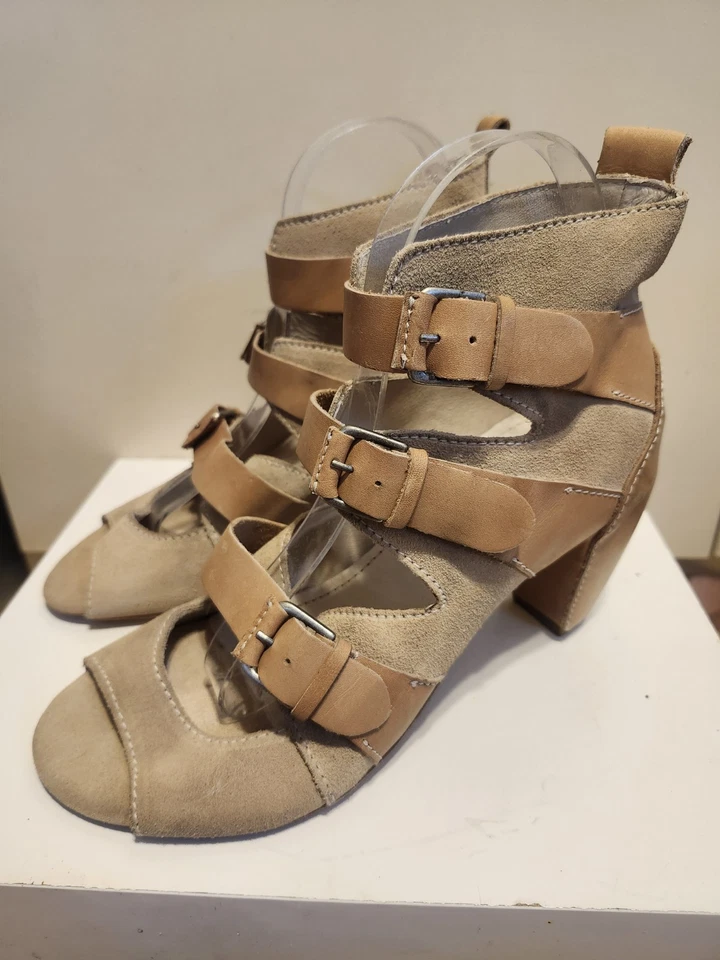 Zapatos de salón All Saints "Tamara" piedra gamuza/cuero bronceado hebilla punta abierta talla 8 $210 nuevos con etiquetas Foto 4 de 4