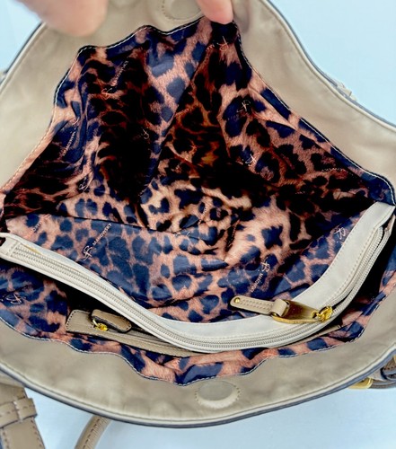 B Makowsky Beige Nylon & Patent Leather Shoulder Bag - Foto 11 di 18