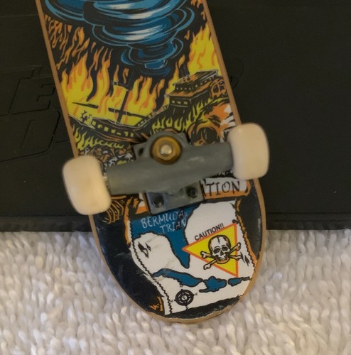 Vintage TECH DECK SKATEBOARD CAUTION BERMUDA TRIANGLE WHIRLPOOL SHIP FIRE SKULLS - Bild 5 von 8
