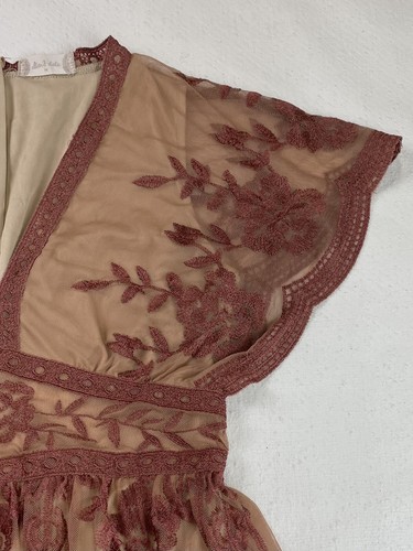 Altar'd State Elsa besticktes Spitzenkleid Gr. M kurzärmeliger Reißverschluss hinten hellbraun rosa - Bild 6 von 13