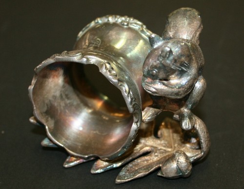 Viktorianisches EICHHÖRNCHEN mit NUSS auf EICHENBLATT versilbert figürlicher Serviettenring  - Bild 2 von 4