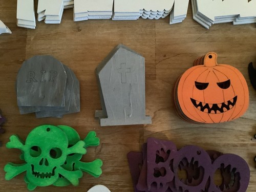 HUGE LOT OF HALLOWEEN CRAFT CUTOUTS, SIGNS, PUMPKINS, GHOSTS, CATS, BATS, SKULLS - Picture 8 of 24