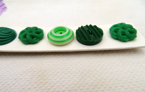 Vintage Green Buttons 6 on Card Round 3/4" Plastic Resin Multi Color Greens - Picture 4 of 11