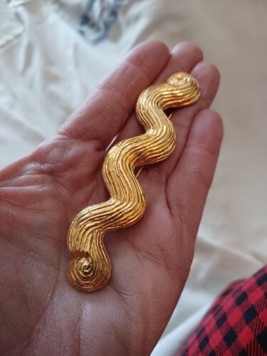 VINTAGE MODERNIST SIGNED GIVENCHY PARIS NEW YORK GOLD TN TASELL LIKE BAR PIN 80s