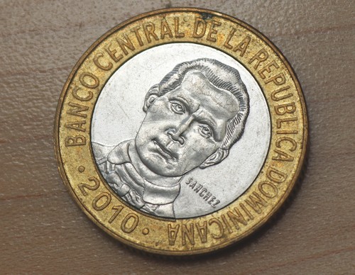 2010 Dominican Republic 5 Pesos Bimetallic - Picture 2 of 2