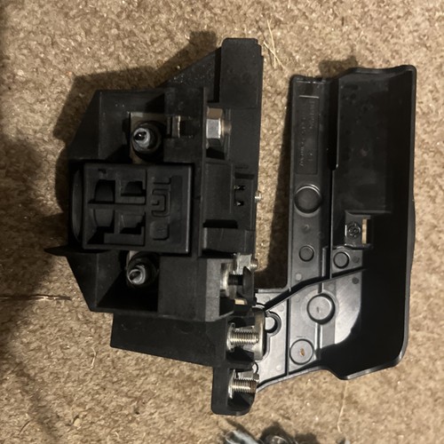 K98J4590 BATTERY TERMINAL CLAMP with BATTERY FUSE AUDI A1 A3 A4 A5 A6 Q3 Q5 - Picture 4 of 6
