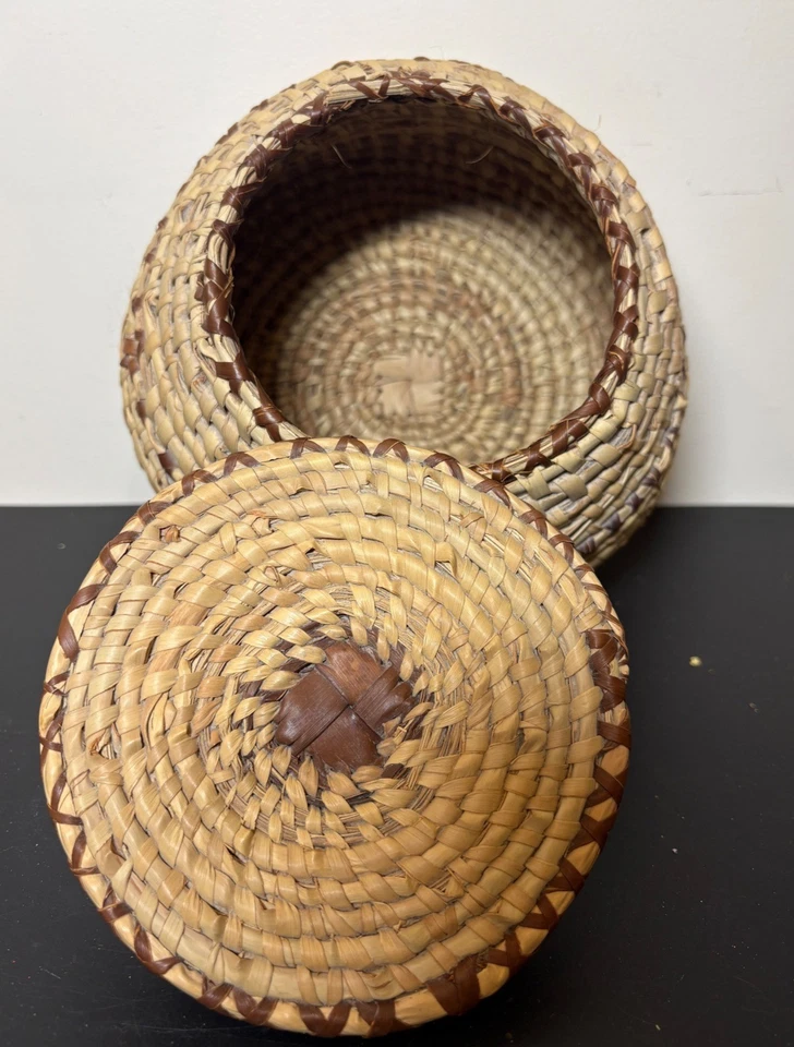 Cesta de paja tejida con tapa redonda contenedor de almacenamiento decorativo Foto 2 de 4