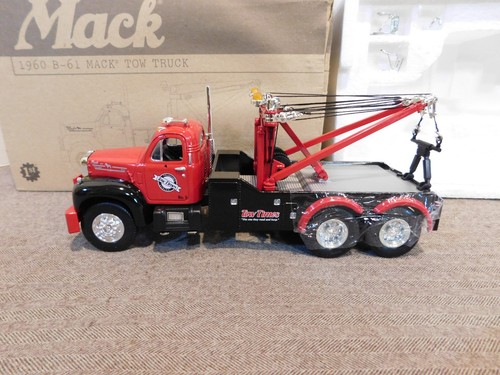 First Gear Tow Times 1960 B-61 Mack Tow Truck - Picture 2 of 11