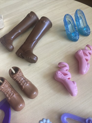 Konvolut 5 Paar Barbie verschiedene Schuhe, Kleiderbügel und Handtasche - Bild 3 von 4