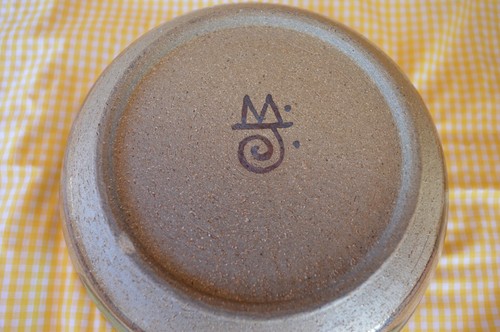 MJ Jane Moore Signed Art Studio Pottery 8.5” Round Serving Bowl Green Jalapenos - Picture 9 of 12