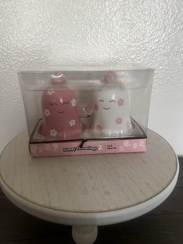 Happy Halloween Hauntings ghost salt and pepper shakers/table decor - Picture 4 of 4