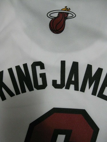 Camiseta deportiva Lebron James Miami Heat para mujer "King James" blanca Adidas réplica DAMA - Imagen 4 de 4