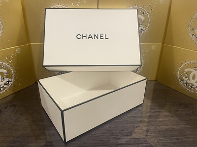 CHANEL Holiday Gift Set 2023 White and Gold Cosmetic Pouch  Chanel Gold and White Gift Design display picture 1