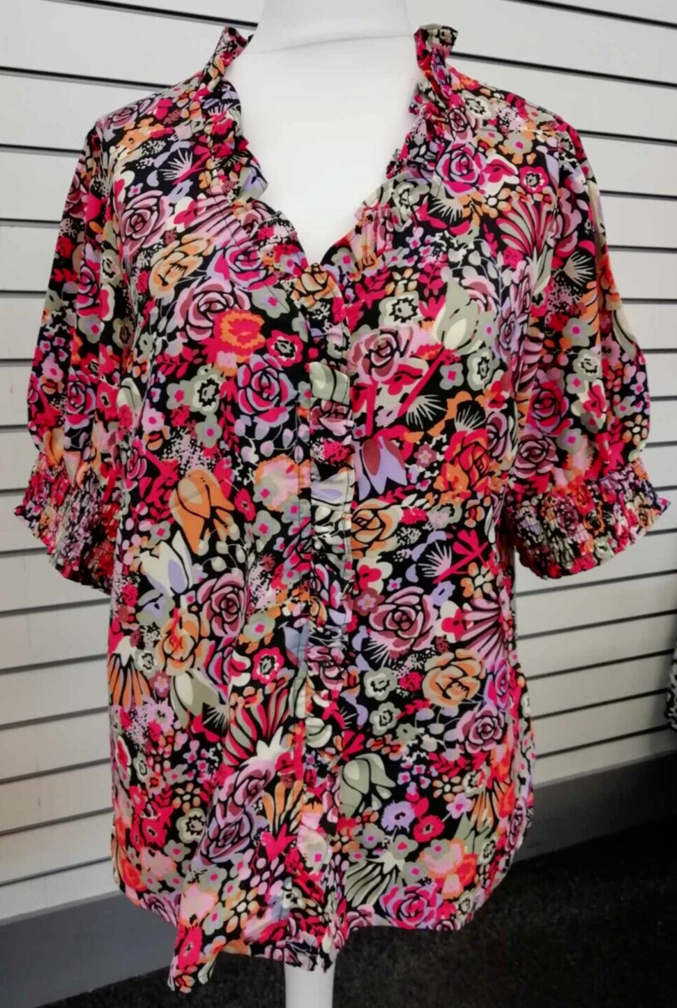 ПРОДАЕТСЯ JD WILLIAMS DAMEN BUNT GEBLÜMT RÜSCHENBESATZ BLUSE GRÖSSE 14 NEU (артикул 358)