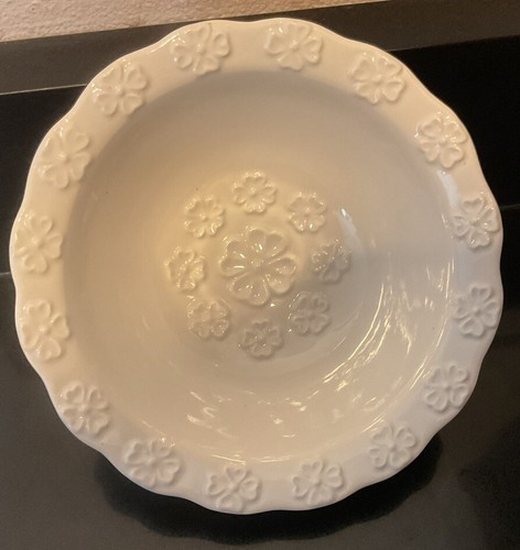 Vintage California USA Daisy Cereal Bowl ALL WHITE Embossed flowers - Picture 6 of 6