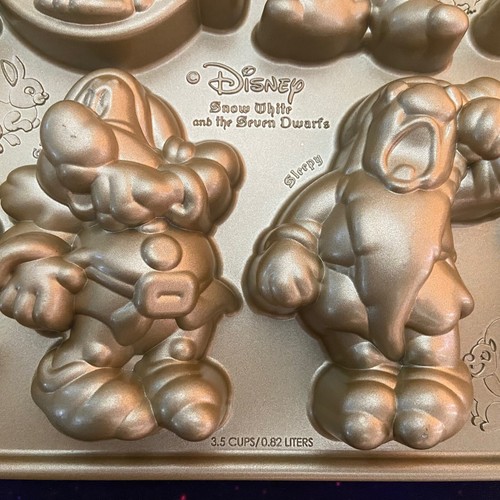 Padella torta Disney Biancaneve e sette nani Williams Sonoma 3,5 tazze piccoli difetti - Foto 9 di 12