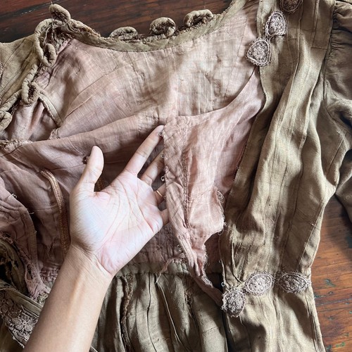 Brown Victorian Dress of Linen and Lace - Picture 9 of 9