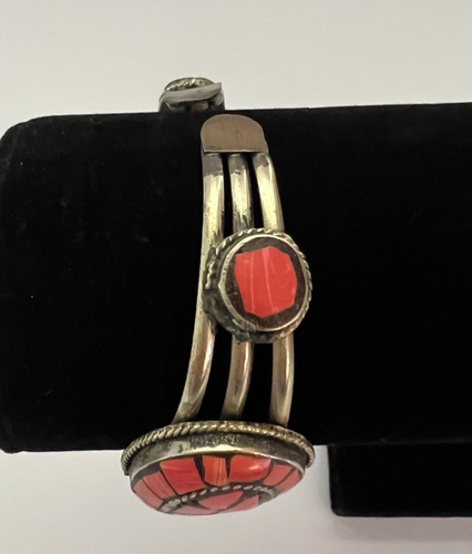 Pulsera llamativa vintage con incrustaciones de metal con piezas de piedra de color coral - Imagen 11 de 17