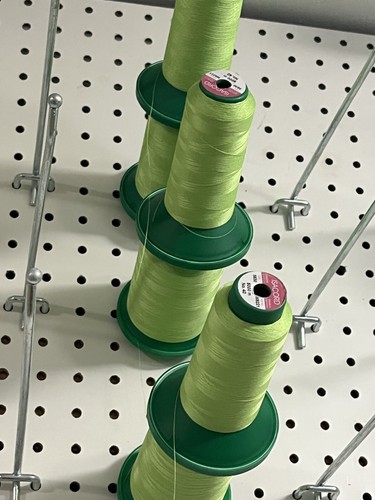 Isacord Stickmaschine Polyestergarn 5000 m (6 Spulen #5830)