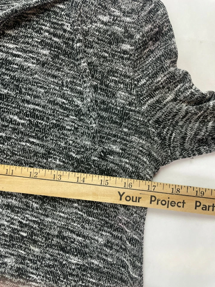 sudadera con capucha rue21 para mujer talla mediana blanca y negra manga larga elástica Foto 4 de 4