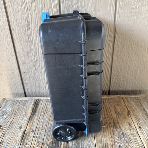 Rolling Hot Wheels Challenge Accepted Case - Telescoping Handle - Holds 110 Cars - Picture 5 of 9