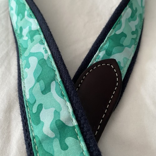 Vineyard Vines by Shep & Ian Gürtel 36" geflochtenes Leder Messingschnalle grün türkis Tarnmuster - Bild 2 von 7